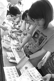 楚天金報訊 5月13日是母親節。昨日，湖北大學紅色元素協會的成員們在校園里擺開展臺，免費幫同學給媽媽獻上特殊的母親節禮物祝福明信片。