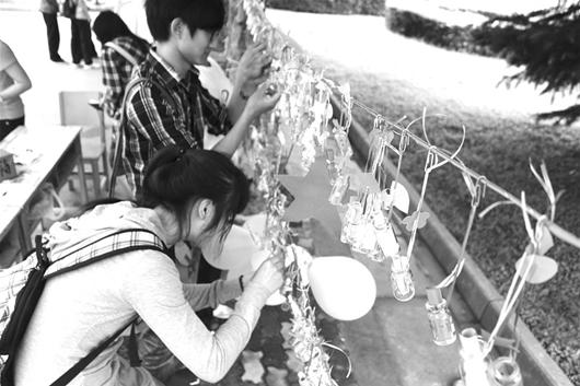 楚天金報訊 圖為：大學(xué)生正在尋找合眼緣的漂流瓶 （通訊員周德忠攝）