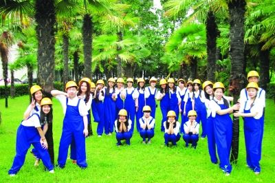 工人裝畢業照 提醒自己要吃苦耐勞