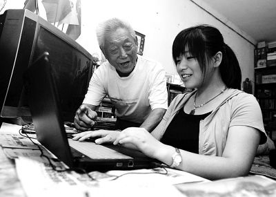 圖為張治琴教周爺爺學打字。